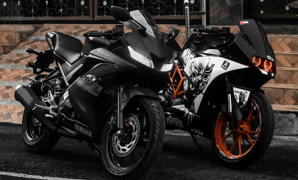 Yamaha की ये खतरनाक दिखने वाली मोटरसाइकिल सड़कों पर कहर बरपा रही है, मात्र 6000 रुपये में खरीदें 2 Yamaha R15 Suspension