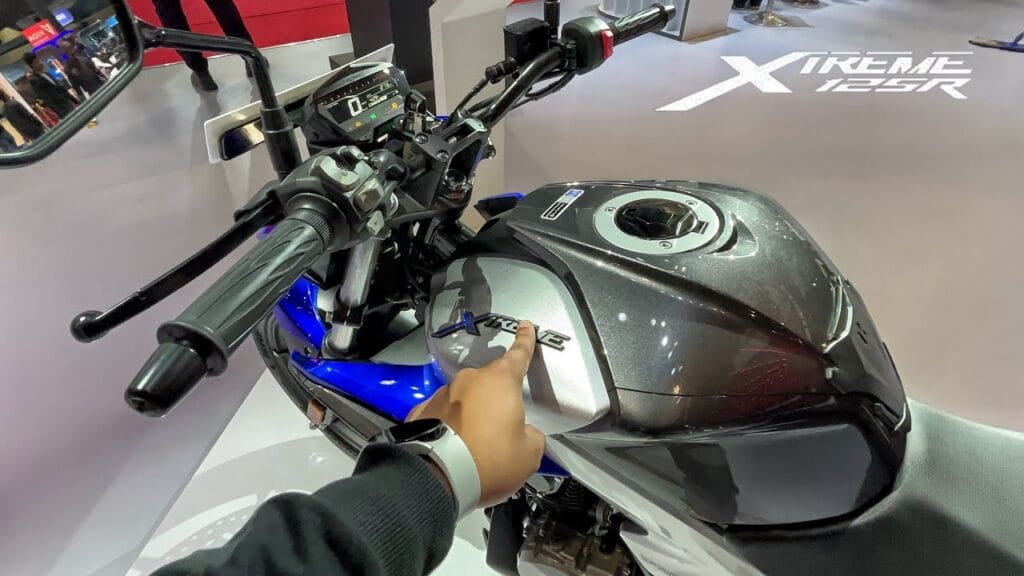 Hero की यह कंटाप स्टाइल बाइक TVS और Honda को पछाड़ रही है और अपने शानदार माइलेज से बाजार में आग लगा रही है। 2 Hero की यह कंटाप स्टाइल बाइक TVS और Honda को पछाड़ रही है और अपने शानदार माइलेज से बाजार में आग लगा रही है।