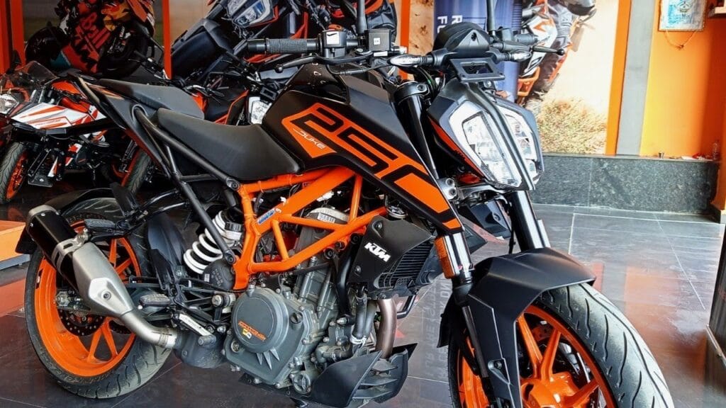 जब लोगों ने KTM 250 Duke की ये काली करतूतें देखीं तो हैरान रह गए, इसमें अनोखा लुक और दमदार इंजन है और इसे सिर्फ 8500 रुपये में खरीदा जा सकता है 2 जब लोगों ने KTM 250 Duke की ये काली करतूतें देखीं तो हैरान रह गए, इसमें अनोखा लुक और दमदार इंजन है और इसे सिर्फ 8500 रुपये में खरीदा जा सकता है