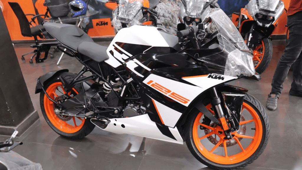 Top 5 Sport Bike Under 2 Lakh, स्पोर्ट लुक के साथ स्टाइल का जबरदस्त मेल, अभी देखें 1 Top 5 Sport Bike Under 2 Lakh, स्पोर्ट लुक के साथ स्टाइल का जबरदस्त मेल, अभी देखें