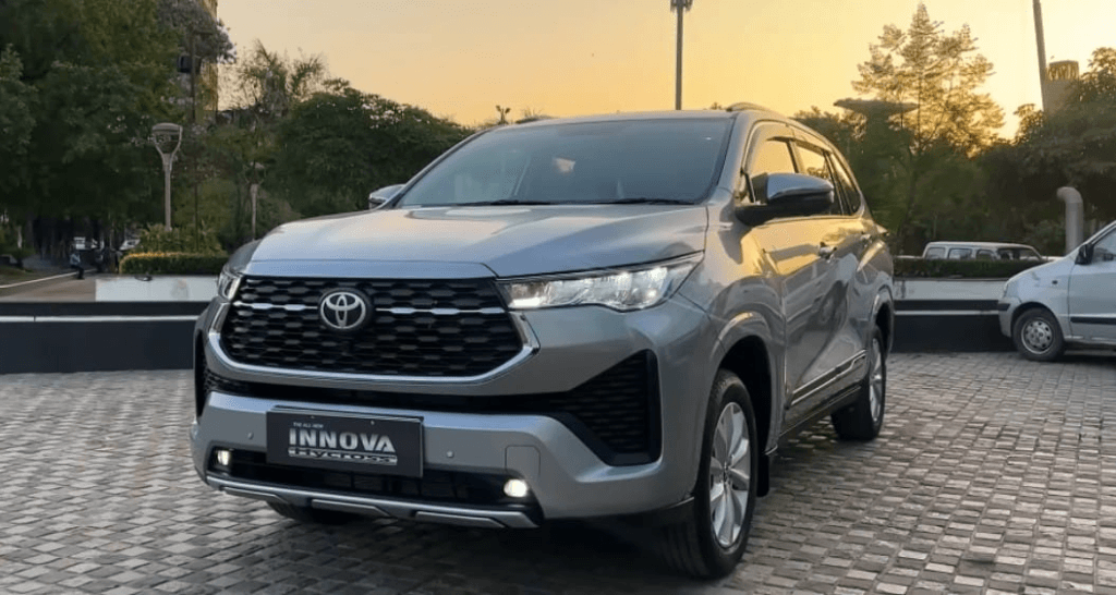 इस 7 seater कार को खरीदने के लिए लोगों में होड़ मची है, कम कीमत में ज्यादा फीचर्स और माइलेज 2 इस 7 seater कार को खरीदने के लिए लोगों में होड़ मची है, कम कीमत में ज्यादा फीचर्स और माइलेज