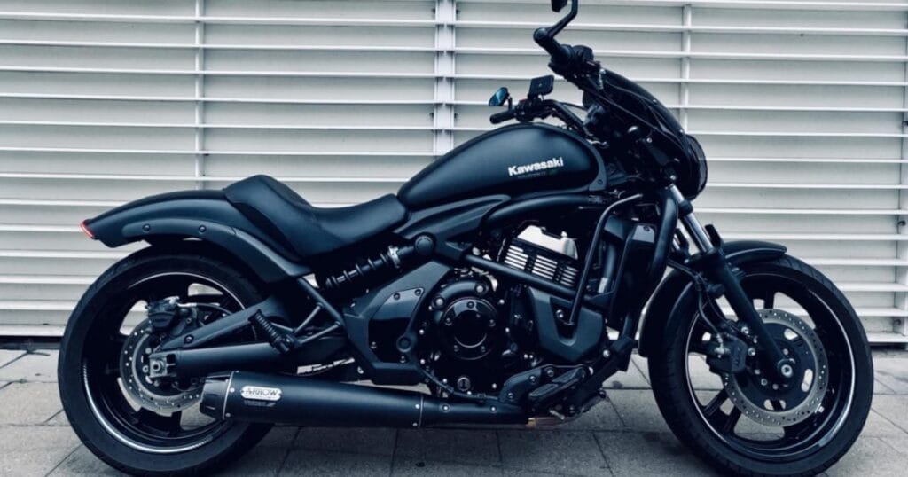 शोरूम के बाहर लंबी कतारें, Kawasaki Vulcan S पर है भारी छूट, तो जल्दी करें 1 शोरूम के बाहर लंबी कतारें, Kawasaki Vulcan S पर है भारी छूट, तो जल्दी करें