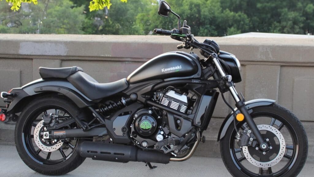 शोरूम के बाहर लंबी कतारें, Kawasaki Vulcan S पर है भारी छूट, तो जल्दी करें 2 शोरूम के बाहर लंबी कतारें, Kawasaki Vulcan S पर है भारी छूट, तो जल्दी करें