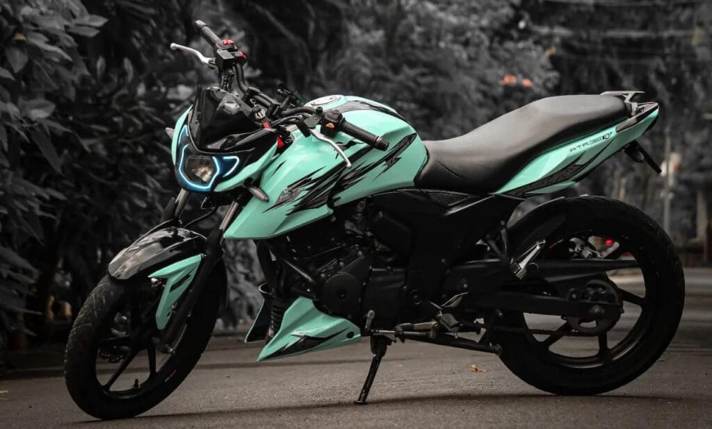 दमदार इंजन और शानदार लुक वाली TVS Apache RTR को आप महज 50,000 रुपये में खरीद सकते 1 TVS Apache RTR 160 4V