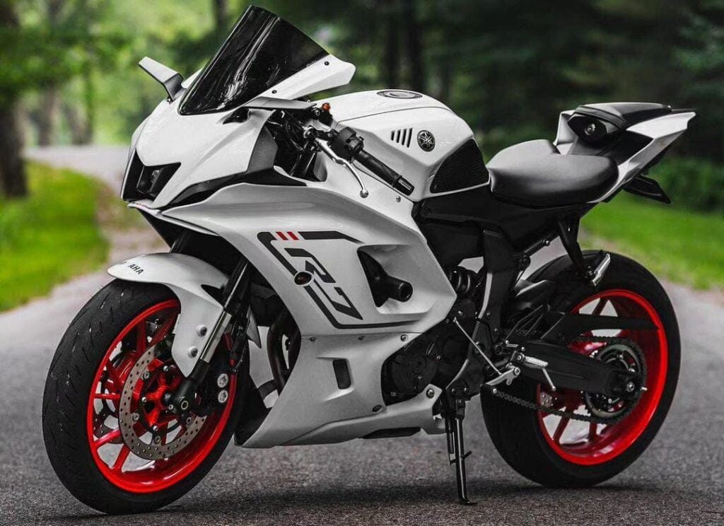 Yamaha की इस शानदार दिखने वाली मोटरसाइकिल ने लड़कों के दिलों पर कब्जा कर लिया, कीमत है बस इतनी 2 Yamaha R15 V4