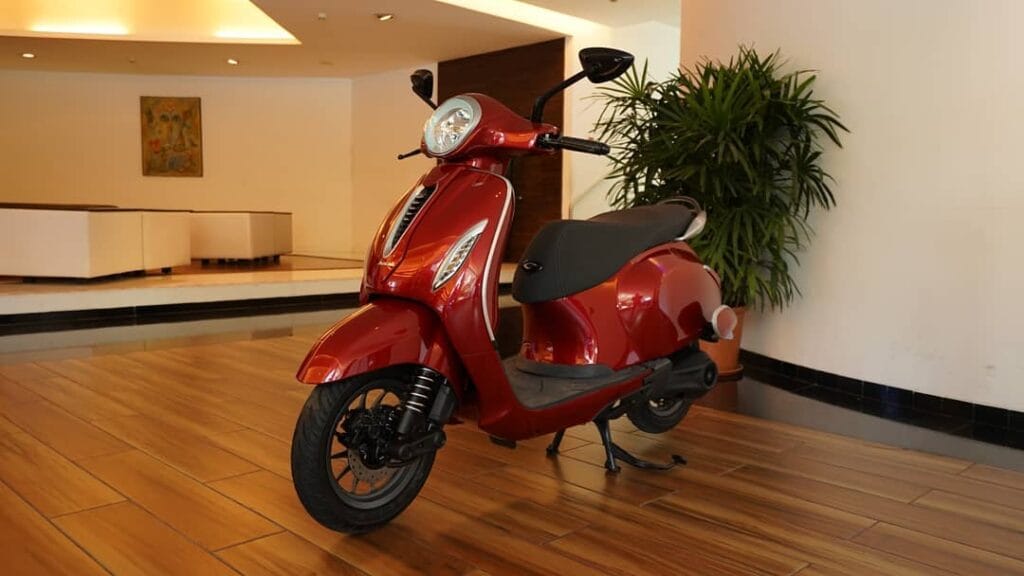 Ather की हेकड़ी खत्म कर देगा Bajaj का ये इलेक्ट्रिक स्कूटर, शानदार फीचर्स और लंबी रेंज, देखें कीमत 1 Bajaj Chetak