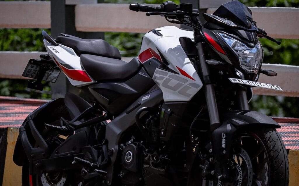 2024 Bajaj Pulsar NS200 का ऑफिशियल वीडियो जारी, फीचर्स देख पागल हो रहा है TVS और KTM 2 Bajaj Pulsar NS200