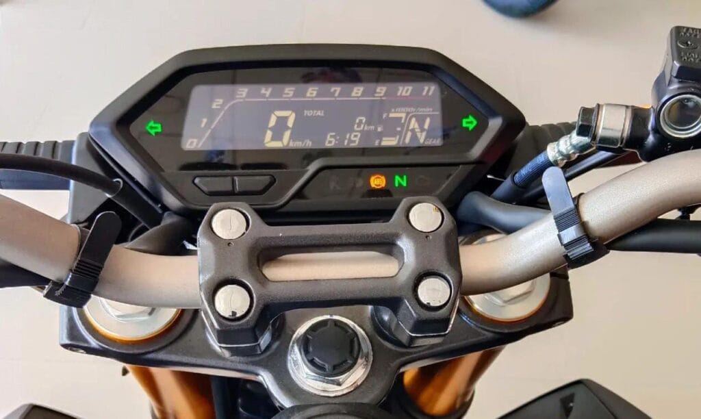 अब Honda Hornet की मॉडर्न लुक वाली दमदार बाइक हुई लॉन्च, TVS Apache को टक्कर दे रही 2 अब Honda Hornet की मॉडर्न लुक वाली दमदार बाइक हुई लॉन्च, TVS Apache को टक्कर दे रही
