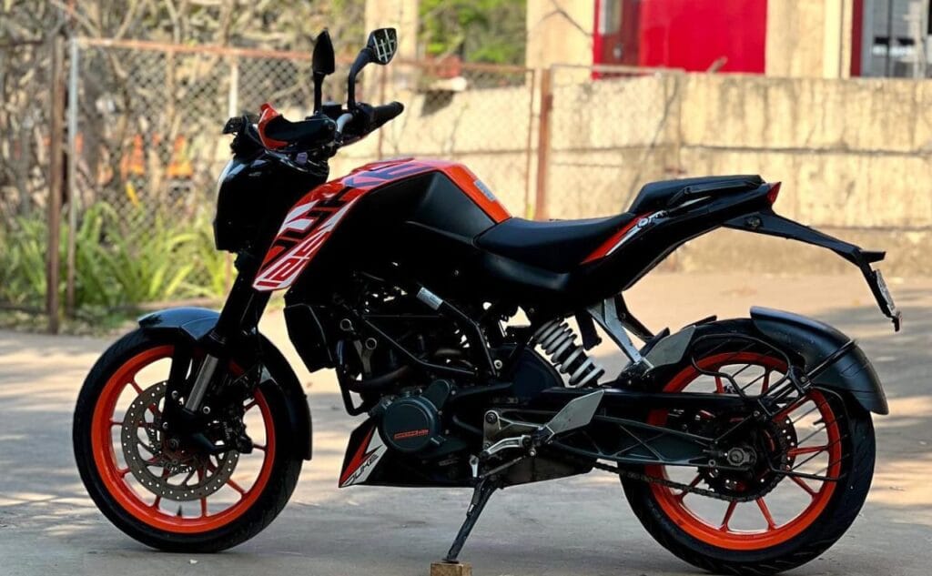 KTM Duke 125, अब सिर्फ 4,593 रुपये की आसन EMI पर घर लाएं अपनी ड्रीम बाइक 2 KTM Duke 125
