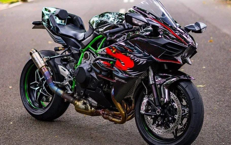 दुनिया की सबसे तेज़ सुपरबाइक Kawasaki Ninja H2R के बारे में सभी ने सुना, आइए आज इसके फीचर्स पर नजर डालते 2 Kawasaki Ninja H2R