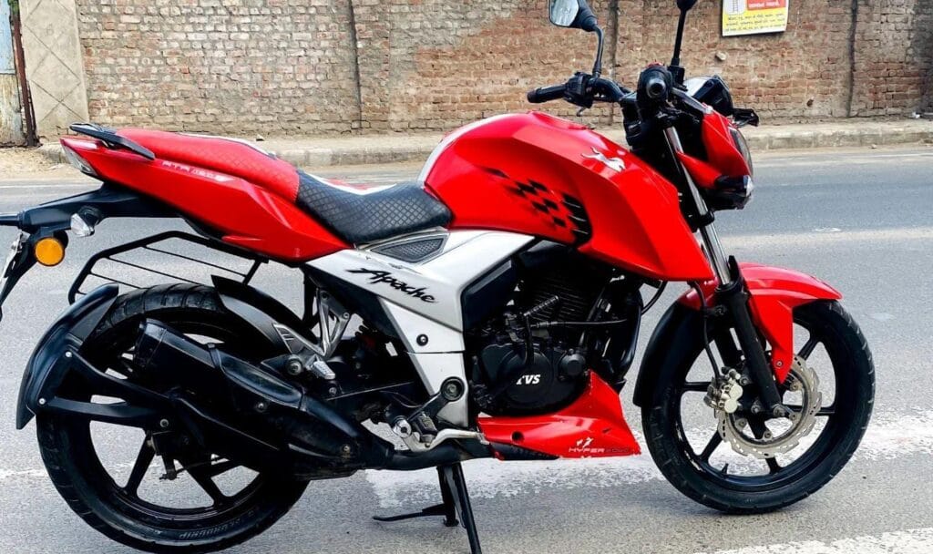 TVS Apache RTR 160 4V: स्टाइलिश लुक और एडवांस सुविधाओं के साथ Bajaj Pulsar की पुंगी बजाने आई 2 TVS Apache RTR 160 4V