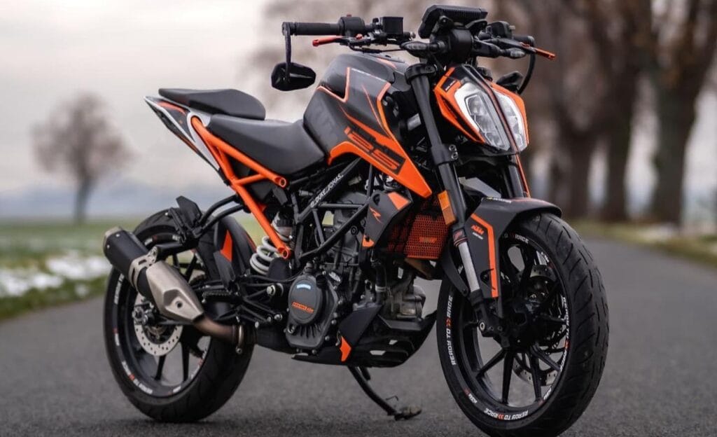 KTM की इस अद्भुत मोटरसाइकिल को घर ले जाएं और प्रति माह केवल 5,600 रुपये का भुगतान करें 1 KTM 125 Duke