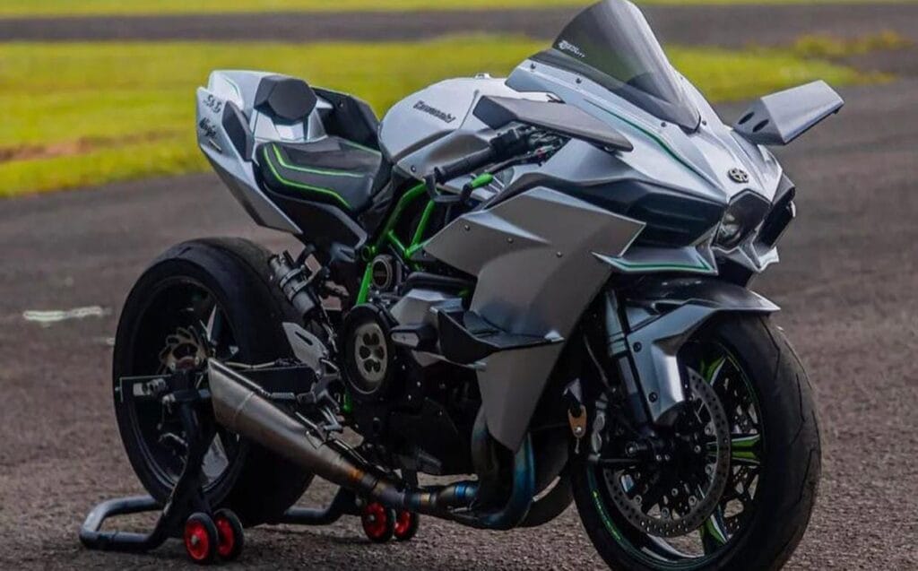 कीमत के मामले में दोनों फॉर्च्यूनर का मुकाबला Kawasaki Ninja H2R से होगा, कीमत देखकर चौंक जाएंगे आप 2 Kawasaki Ninja H2R