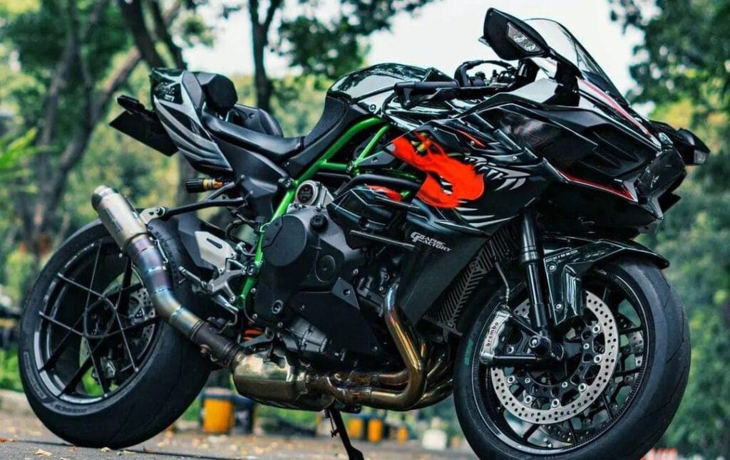 कीमत के मामले में दोनों फॉर्च्यूनर का मुकाबला Kawasaki Ninja H2R से होगा, कीमत देखकर चौंक जाएंगे आप 1 Kawasaki Ninja H2R