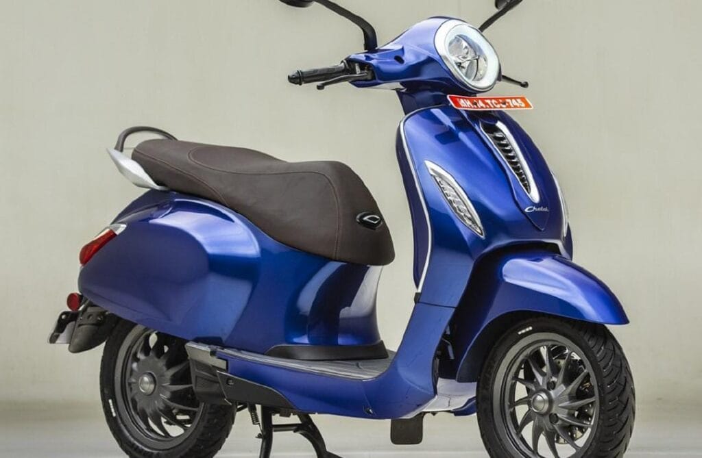 आम आदमी के लिए नई बजट रेंज के साथ Bajaj Chetak Electric Scooter लॉन्च हो गया 2 Bajaj Chetak Electric Scooter