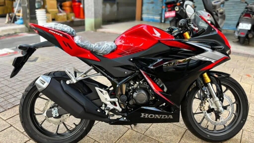 Honda CBR 150R : होंडा की लग्जरी बाइक अपने शानदार प्रदर्शन और बेहतर इंजन के साथ भारतीय बाजार में तहलका मचाने के लिए तैयार 2 Honda CBR 150R