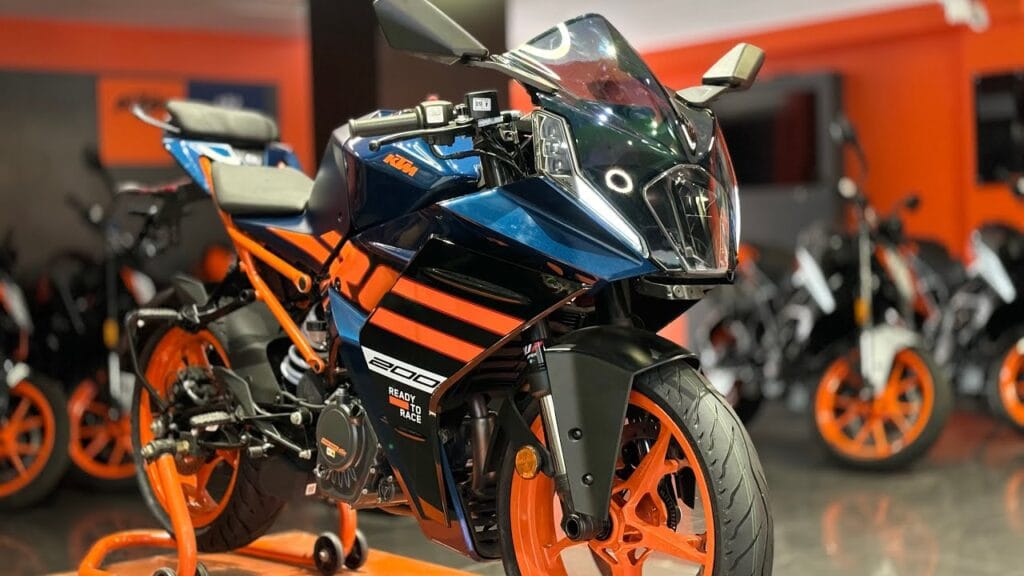 बेस्ट 2024 KTM RC 200 EMI प्लान: इस KTM कंटाप बाइक को मात्र 7,000 रुपये की EMI कीमत पर घर ले जाएं 2 KTM RC 200